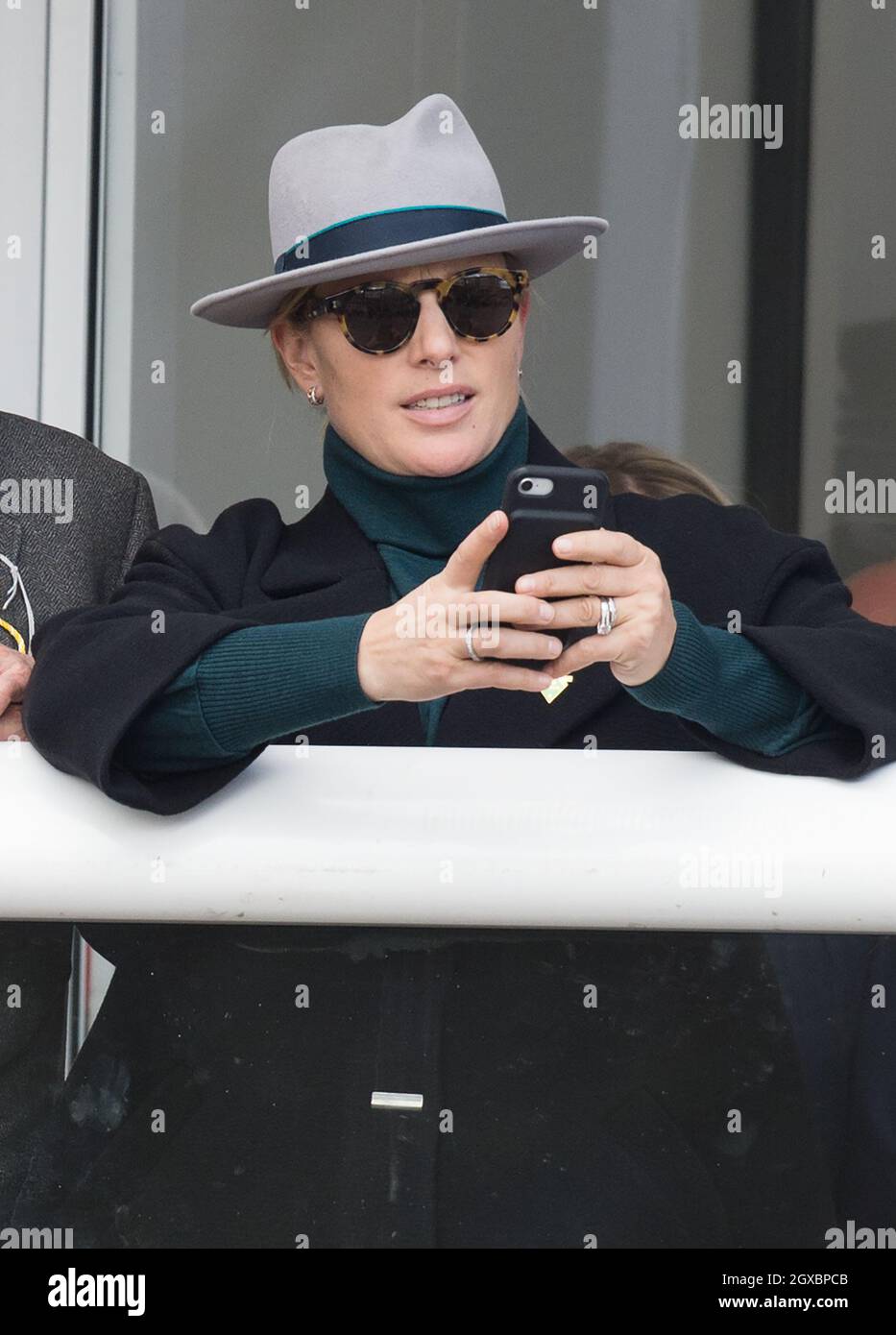 Zara Tindall nimmt am 13. März 2018 am ersten Tag des Cheltenham Festivals auf der Rennbahn Cheltenham Teil. Stockfoto