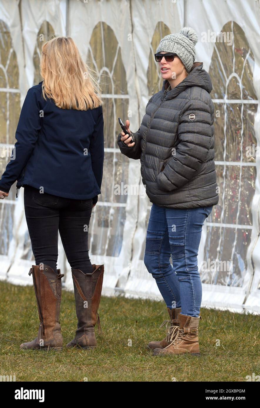 Zara Tindall plaudert am 25. März 2018 mit ihrer Schwägerin Autumn Phillips bei den Gatcombe Horse Trials im Gatcombe Park in der Nähe von Stroud Stockfoto