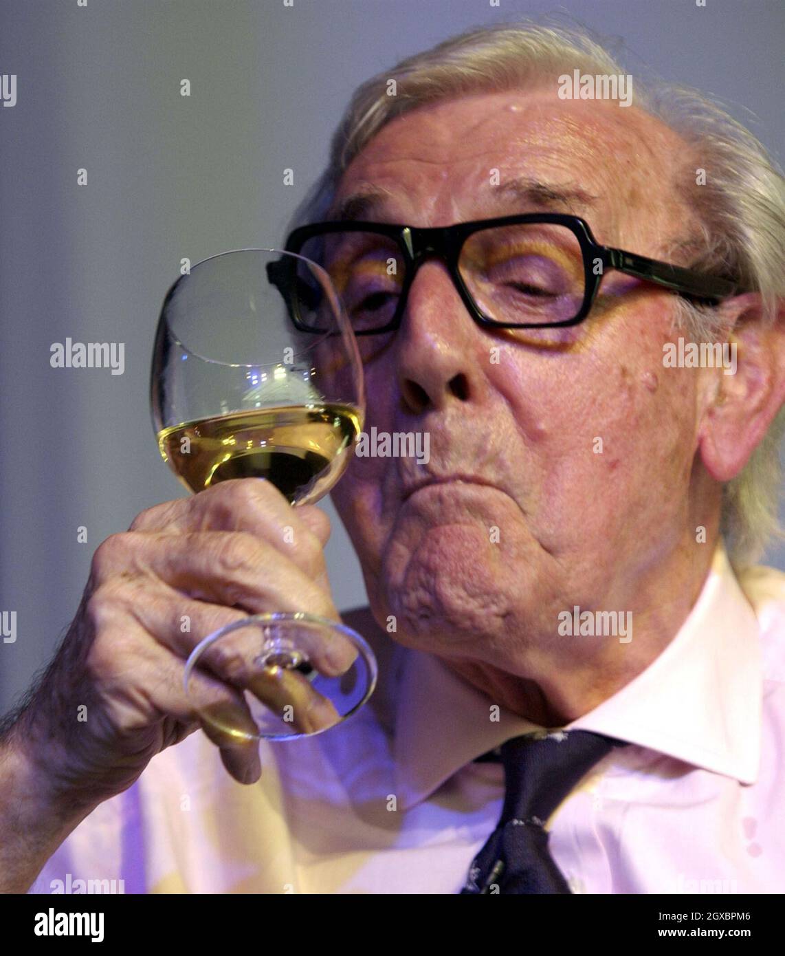 Komiker Eric Sykes spricht beim Hay Literary Festival. Stockfoto