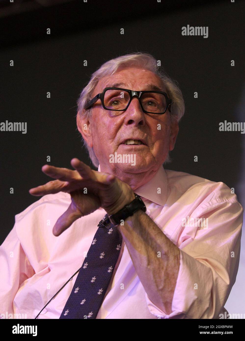 Komiker Eric Sykes spricht beim Hay Literary Festival. Stockfoto