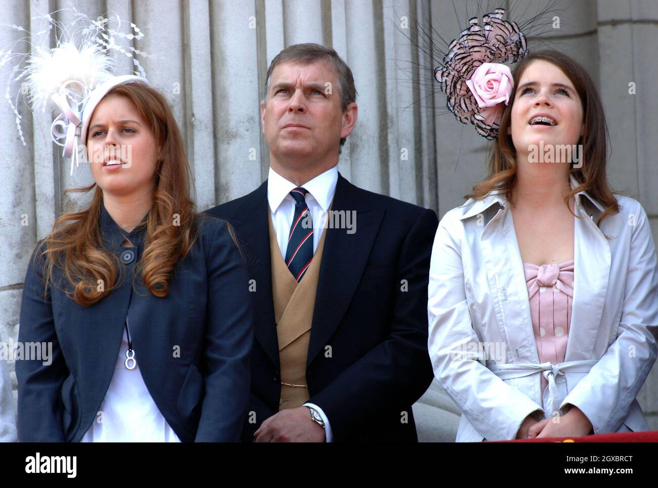 Prinz Andrew, Herzog von York, steht zwischen seinen Töchtern, Prinzessin Beatrice und Prinzessin Eugenie. Stockfoto