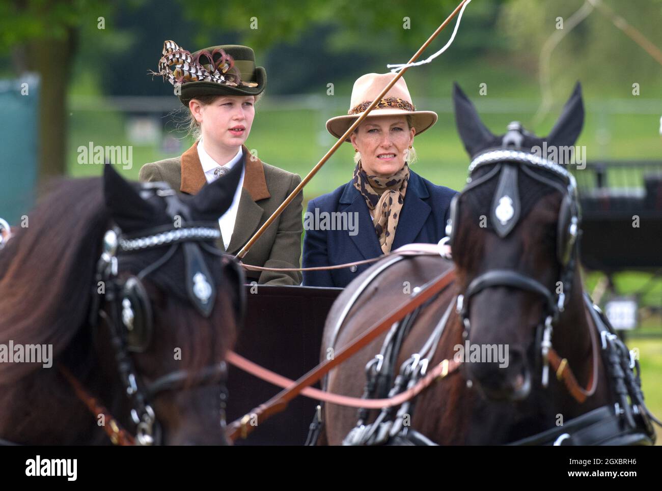 Lady Louise Windsor und ihre Mutter Sophie, die Gräfin von Wessex, werden während des Champagne Laurent-Perrier-Treffen der British Driving Society auf der Royal Windsor Horse Show am 13. Mai 2018 in der Kutschenfahrt gesehen. Stockfoto