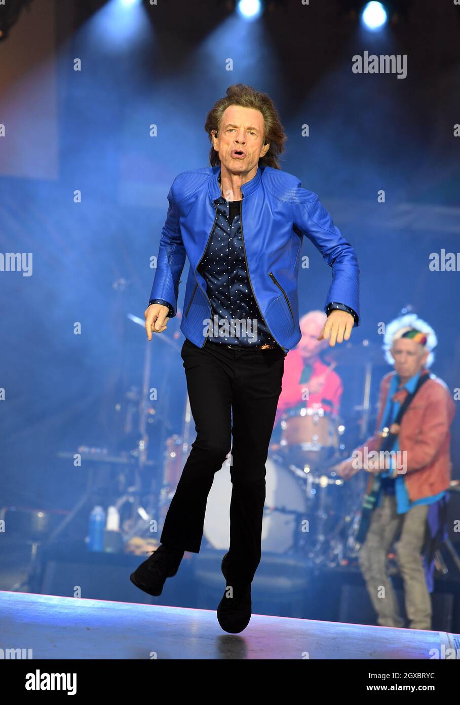 Mick Jagger, Charlie Watts und Keith Richards von den Rolling Stones treten am 15. Juni 2018 auf der Bühne im Fürstentum Stadium in Cardiff auf Stockfoto