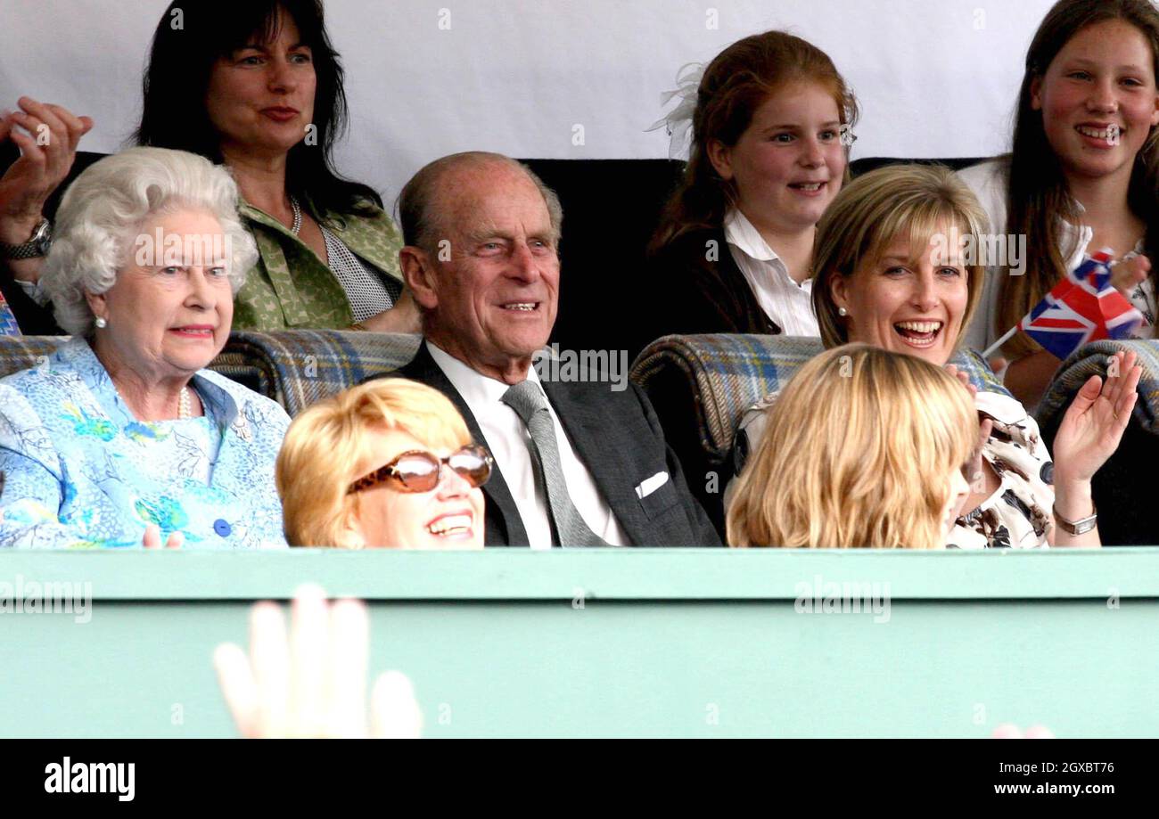 Königin Elizabeth II., Prinz Philip, Herzog von Edinburgh und Sophie, Gräfin von Wessex, sehen sich die Show an. Stockfoto