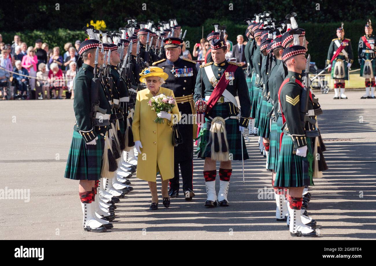 Königin Elizabeth ll geht an der Ehrengarde vorbei, während sie an der Zeremonie der Schlüssel im Holyroodhouse am 2. Juli 2018 teilnimmt, wo ihr vom Lord Provost symbolisch die Schlüssel für die Stadt Edinburgh angeboten werden. Stockfoto
