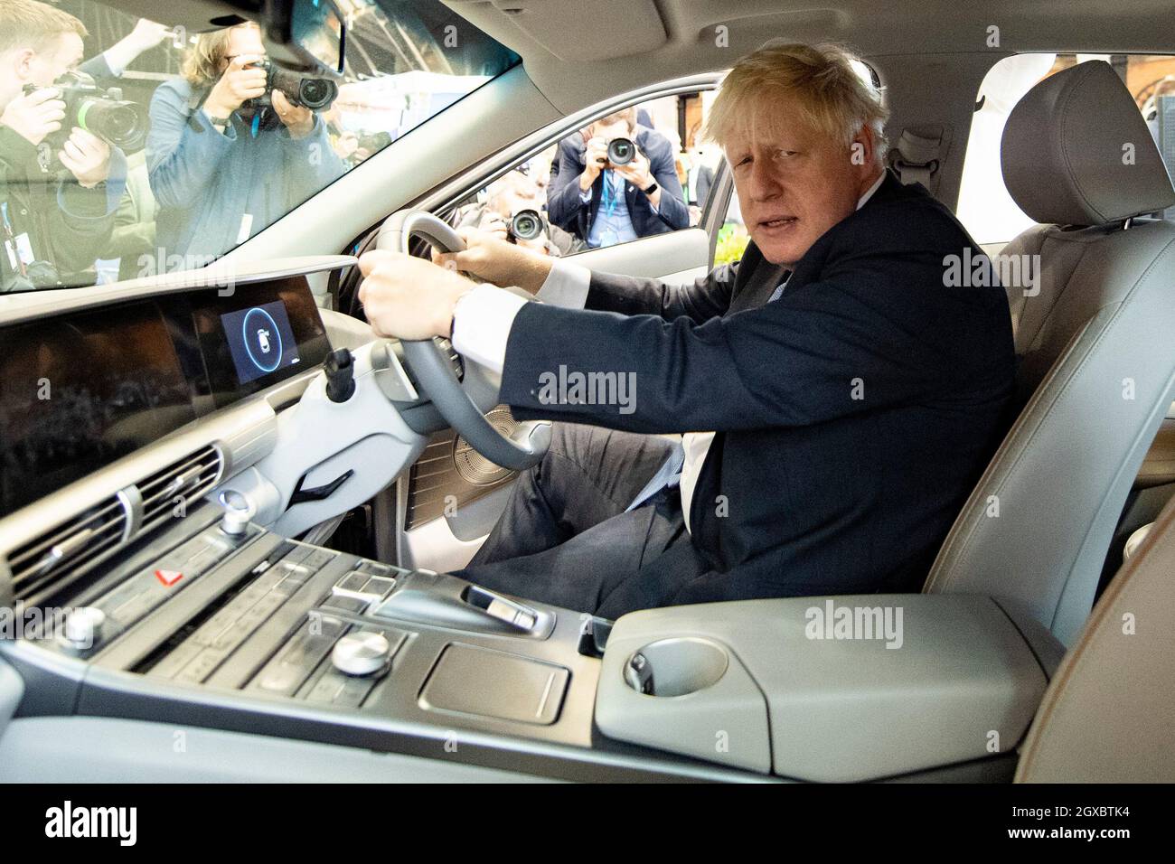 Manchester, England, Großbritannien. Oktober 2021. IM BILD: RT Hon Boris Johnson MP - der britische Premierminister sah einen Rundgang durch die Konferenz und sah, wie er ein elektrisches E-Bike fahrte, ein Modell aus einem Kohlenstofffrei-Haus baute und einen Bagger Betrieb. Szenen während der Konferenz der Konservativen Partei #CPC21. Quelle: Colin Fisher/Alamy Live News Stockfoto