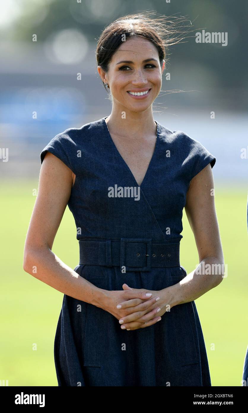Meghan, Herzogin von Sussex, trägt ein marineblaues Kleid von Carolina  Herrera und nimmt am 26. Juli 2018 am Sentebale ISPS Handa Polo Cup im  Royal County of Berkshire Polo Club Teil Stockfotografie - Alamy