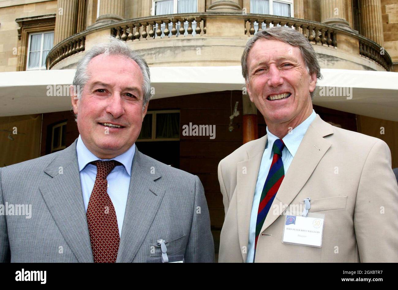 Die walisischen Rugby-Legenden Gareth Edwards und JPR Williams nehmen an der Royal Garden Party Teil. Stockfoto