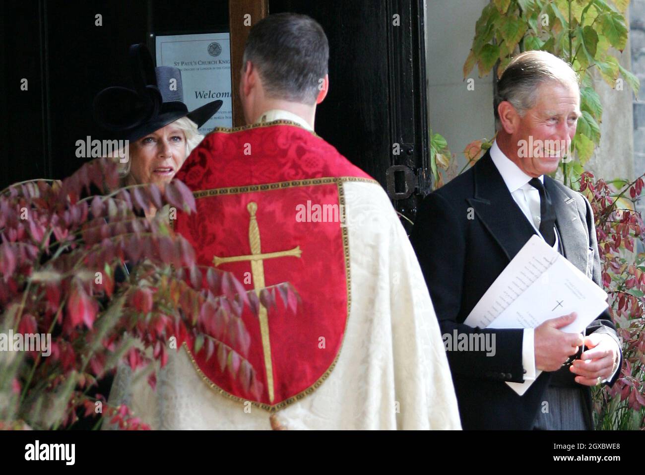 Camilla, Herzogin von Cornwall und Prinz Charles, Prinz von Wales, verlassen die St. Paul's Church in Knightsbridge, nachdem ihr Vater, Major Bruce Shand, am 11. September 2006 in London eine Gedenkfeier abhalten musste. Anwar Hussein/EMPICS Entertainment Stockfoto