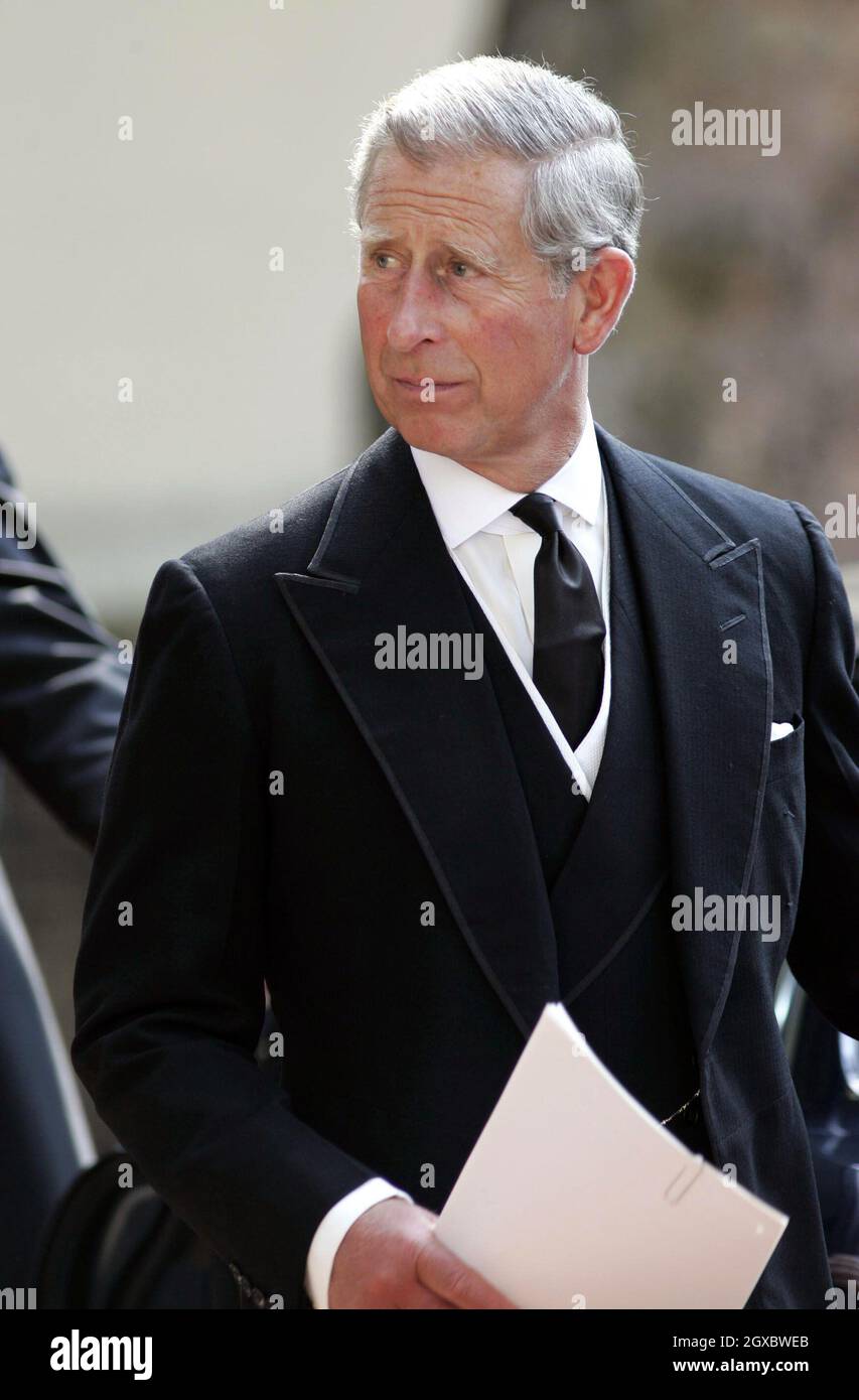 Prinz Charles, Prinz von Wales, verlässt die St. Paul's Church in Knightsbridge, London, nach einem Gedenkgottesdienst für Major Bruce Shand am 11. September 2006 in London. Anwar Hussein/EMPICS Entertainment Stockfoto