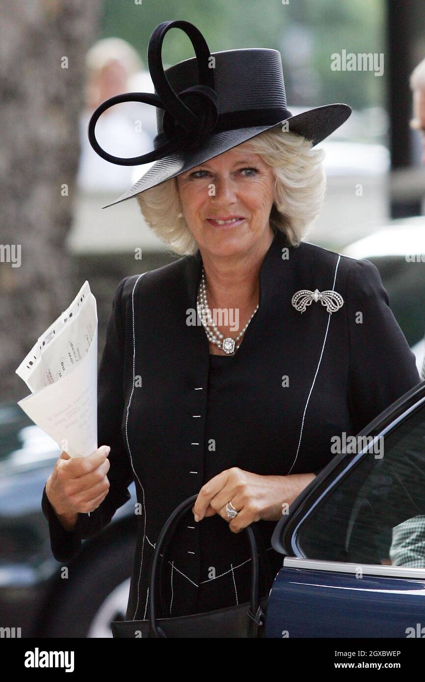 Camilla, Herzogin von Cornwall, kommt am 11. September 2006 in der St. Paul's Church in Knightsbridge zu einem Gedenkgottesdienst für ihren Vater, Major Bruce Shand, in London an. Anwar Hussein/EMPICS Entertainment Stockfoto