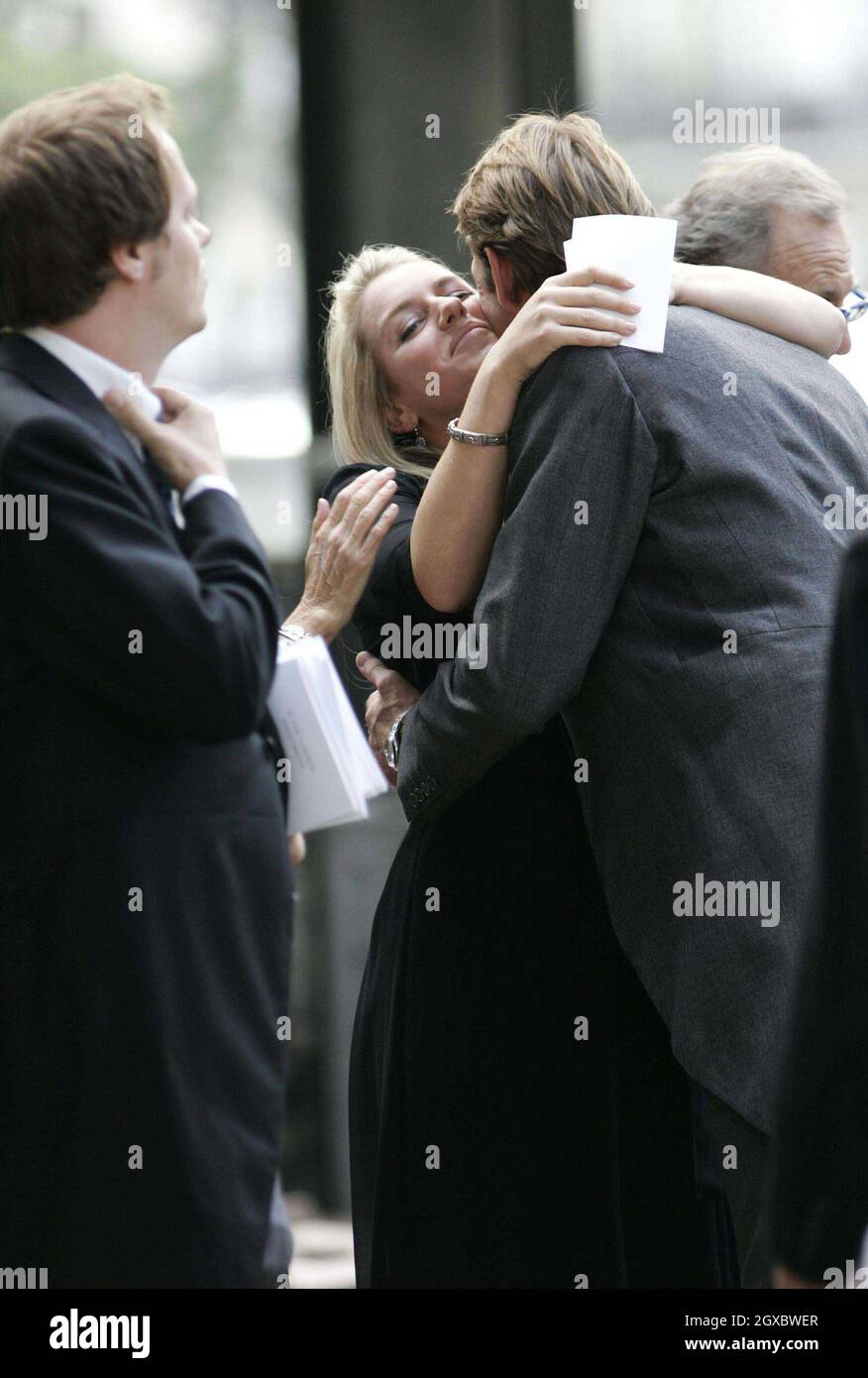 Tom Parker Bowles begrüßt seine Schwester Laura Lopes am 11. September 2006 mit einem Kuss in der St. Paul's Church in Knightsbridge, London, zu einem Gedenkgottesdienst für ihren Großvater Major Bruce Shand. Anwar Hussein/EMPICS Entertainment Stockfoto