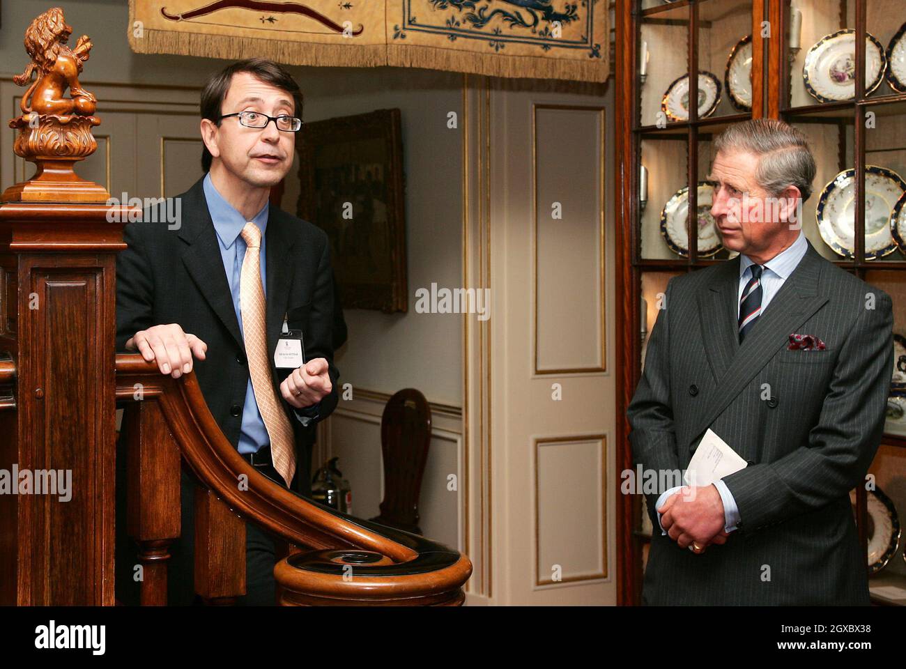 Prinz Charles, Prinz von Wales, spricht Mitarbeiter und Unterstützer der Prince's Foundation for the Built Environment an, als er am 25. Oktober 2006 das neue Prince of Wales's Building Crafts Apprentices Program im Clarence House, London, einleitet. Anwar Hussein/EMPICS Entertainment Stockfoto