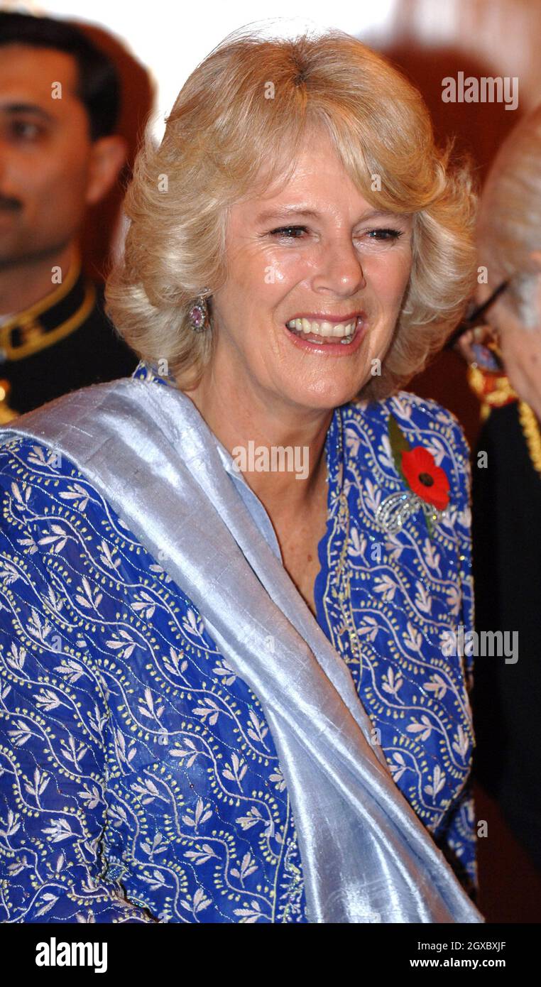 Camilla, Duchesss von Cornwall, nimmt am 1. November 2006 in einem traditionellen Schalwar-Kameez in einem Mohnmantel an einem Staatsessen Teil, das von Präsident Perez Musharraf und seiner Frau Sebha in Islamabad, Pakistan, veranstaltet wird. Anwar Hussein/EMPICS Entertainment Stockfoto