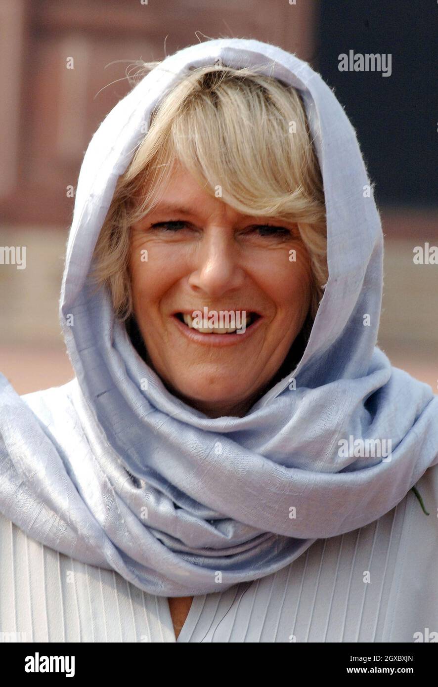 Camilla, Herzogin von Cornwall, besucht am 2. November 2006 die Badshai-Moschee in Lahore, Pakistan. Diana, Prinzessin von Wales, besuchte im Oktober 1991 dieselbe Moschee, die größte der Welt. Anwar Hussein/EMPICS Entertainment Stockfoto