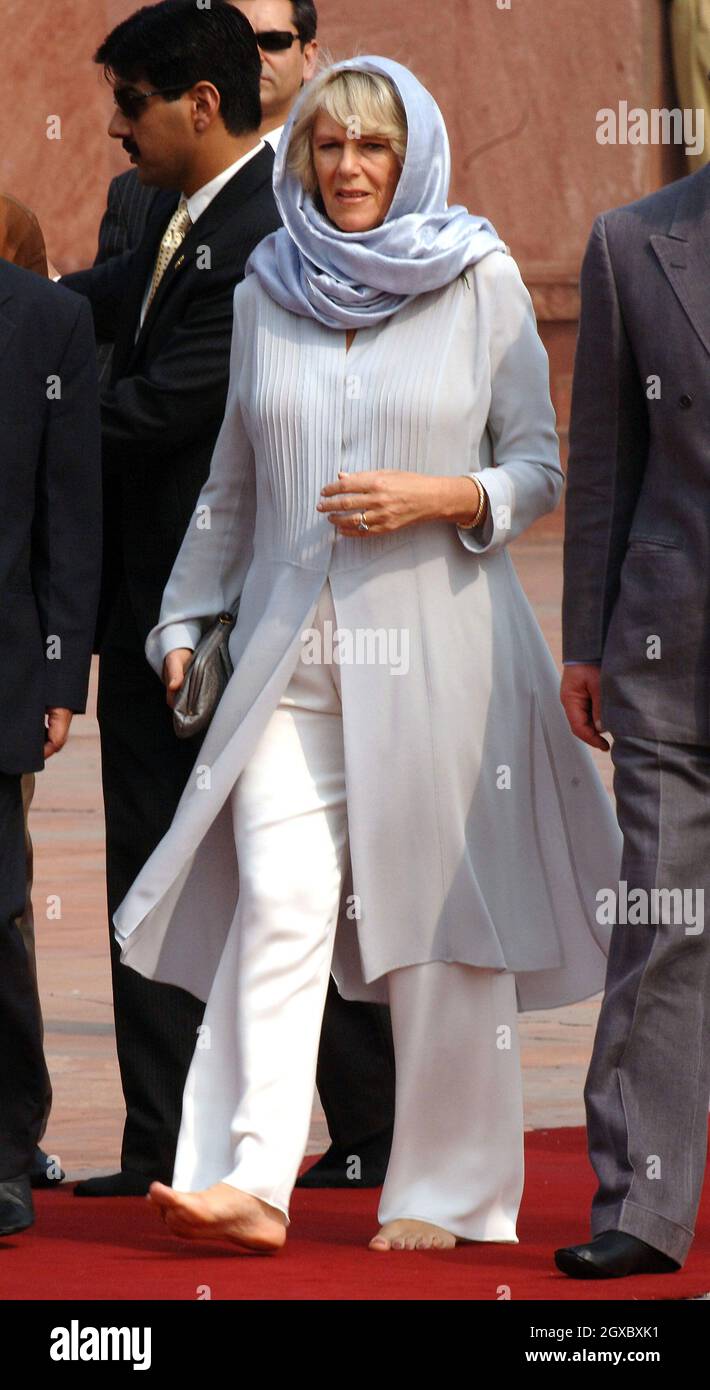 Camilla, Herzogin von Cornwall, geht barfuß und ihr Kopf ist bedeckt und besucht am 2. November 2006 die Badshai-Moschee in Lahore, Pakistan. Diana, Prinzessin von Wales, besuchte im Oktober 1991 dieselbe Moschee, die größte der Welt. Anwar Hussein/EMPICS Entertainment Stockfoto