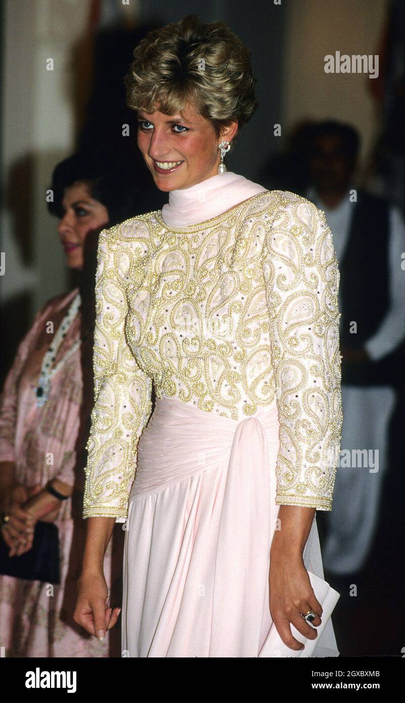 Diana, Prinzessin von Wales, trägt während ihres Besuchs in Pakistan im Oktober 1991 ein Abendkleid im Sarong-Stil von Catherine Walker in rosa Chiffon. Anwar Hussein/EMPICS Entertainment Stockfoto