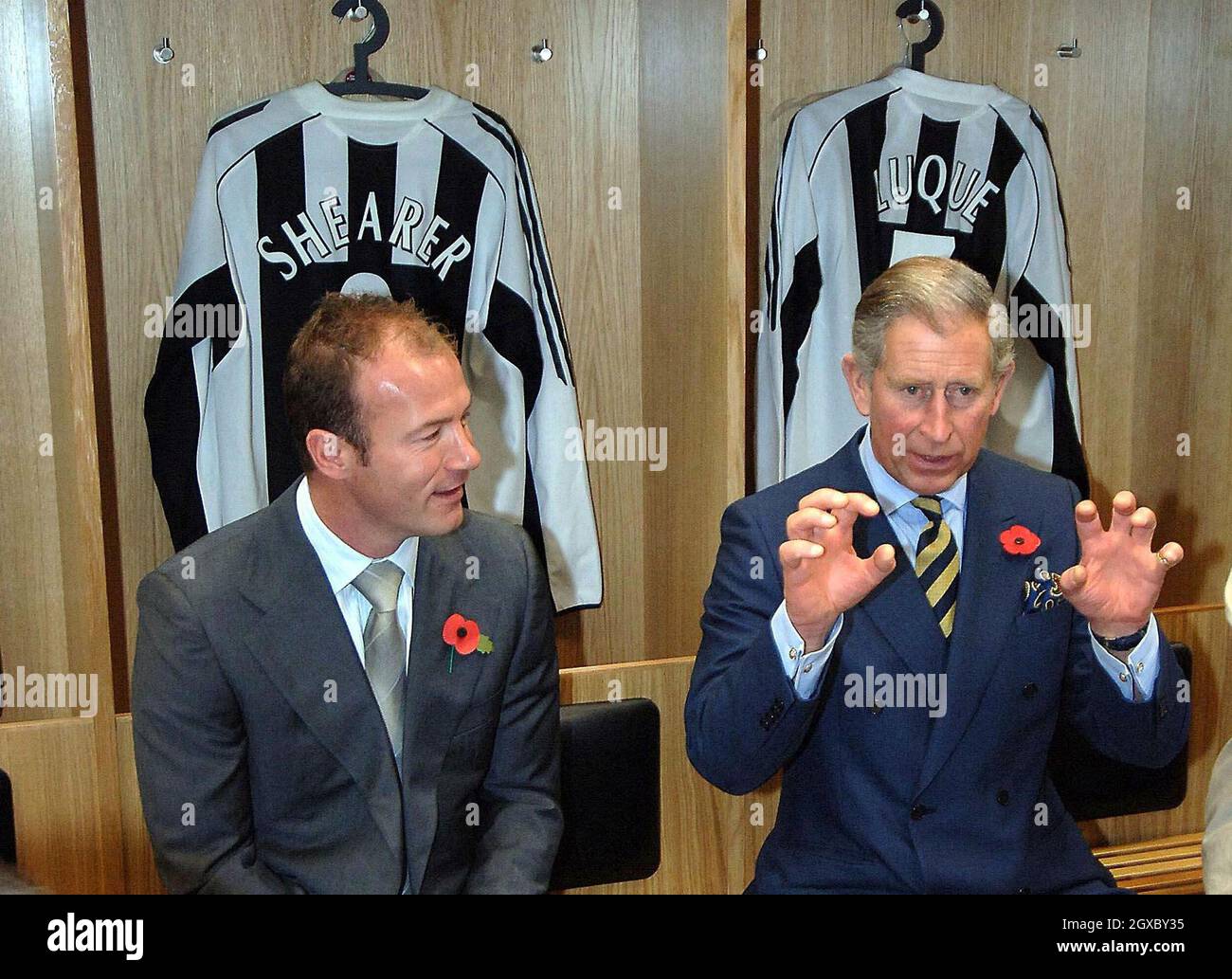 Prinz Charles, Prinz von Wales, chattet mit dem ehemaligen Newcastle United-Star Alan Shearer in den Umkleideräumen während eines Besuchs im St. James' Park Ground von Newcastle United am 8. November 2006. Das Königspaar ist auf einer zweitägigen Tour durch den Nordosten Englands. Anwar Hussein/EMPICS Entertainment Stockfoto