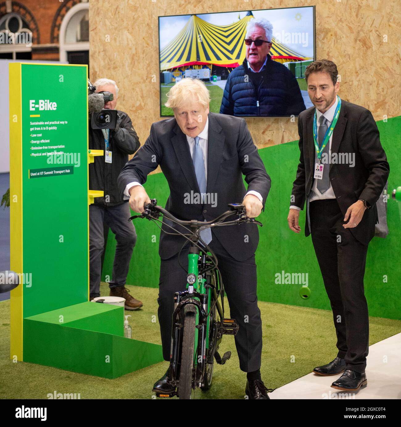 Manchester, England, Großbritannien. Oktober 2021. IM BILD: RT Hon Boris Johnson MP - der britische Premierminister sah einen Rundgang durch die Konferenz und sah, wie er ein elektrisches E-Bike fahrte, ein Modell aus einem Kohlenstofffrei-Haus baute und einen Bagger Betrieb. Szenen während der Konferenz der Konservativen Partei #CPC21. Quelle: Colin Fisher/Alamy Live News Stockfoto