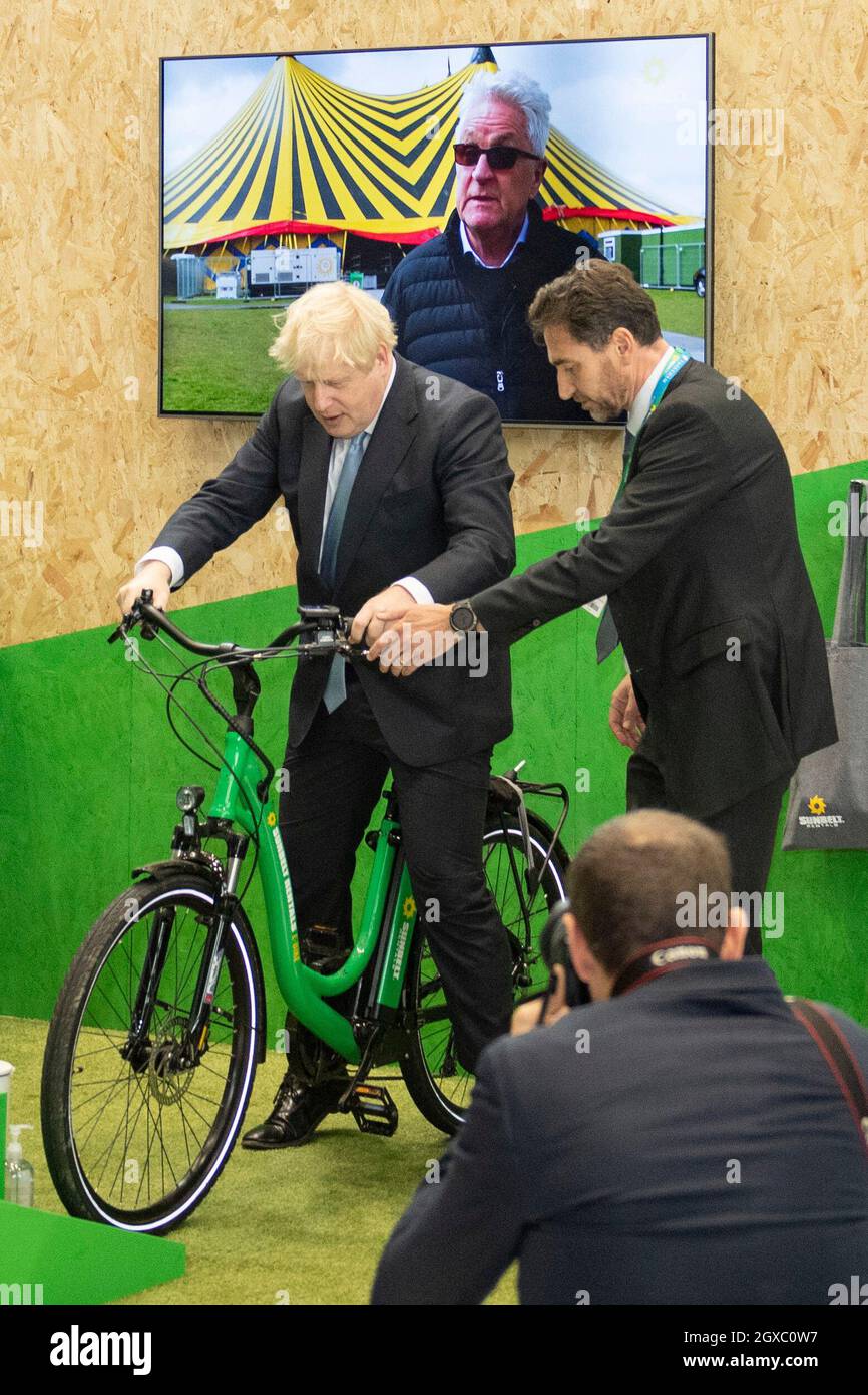 Manchester, England, Großbritannien. Oktober 2021. IM BILD: RT Hon Boris Johnson MP - der britische Premierminister sah einen Rundgang durch die Konferenz und sah, wie er ein elektrisches E-Bike fahrte, ein Modell aus einem Kohlenstofffrei-Haus baute und einen Bagger Betrieb. Szenen während der Konferenz der Konservativen Partei #CPC21. Quelle: Colin Fisher/Alamy Live News Stockfoto