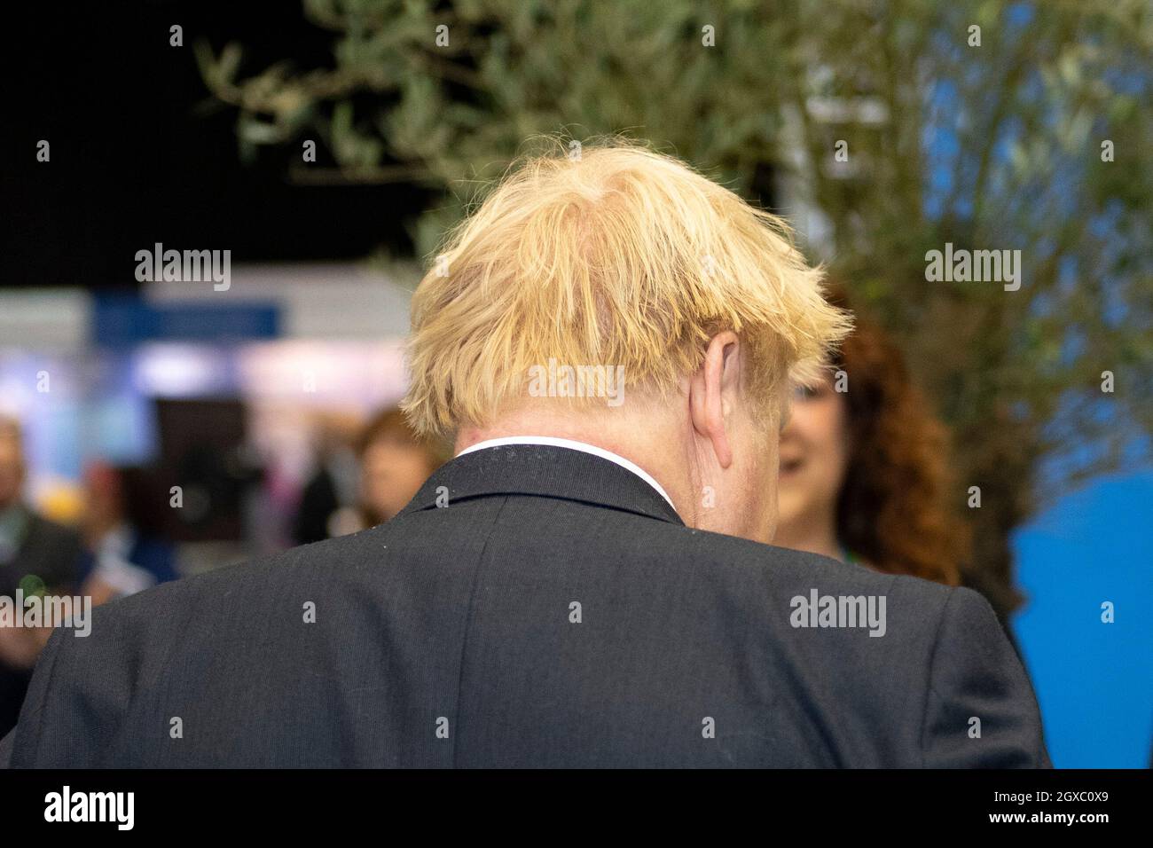 Manchester, England, Großbritannien. Oktober 2021. IM BILD: RT Hon Boris Johnson MP - der britische Premierminister sah einen Rundgang durch die Konferenz und sah, wie er ein elektrisches E-Bike fahrte, ein Modell aus einem Kohlenstofffrei-Haus baute und einen Bagger Betrieb. Szenen während der Konferenz der Konservativen Partei #CPC21. Quelle: Colin Fisher/Alamy Live News Stockfoto