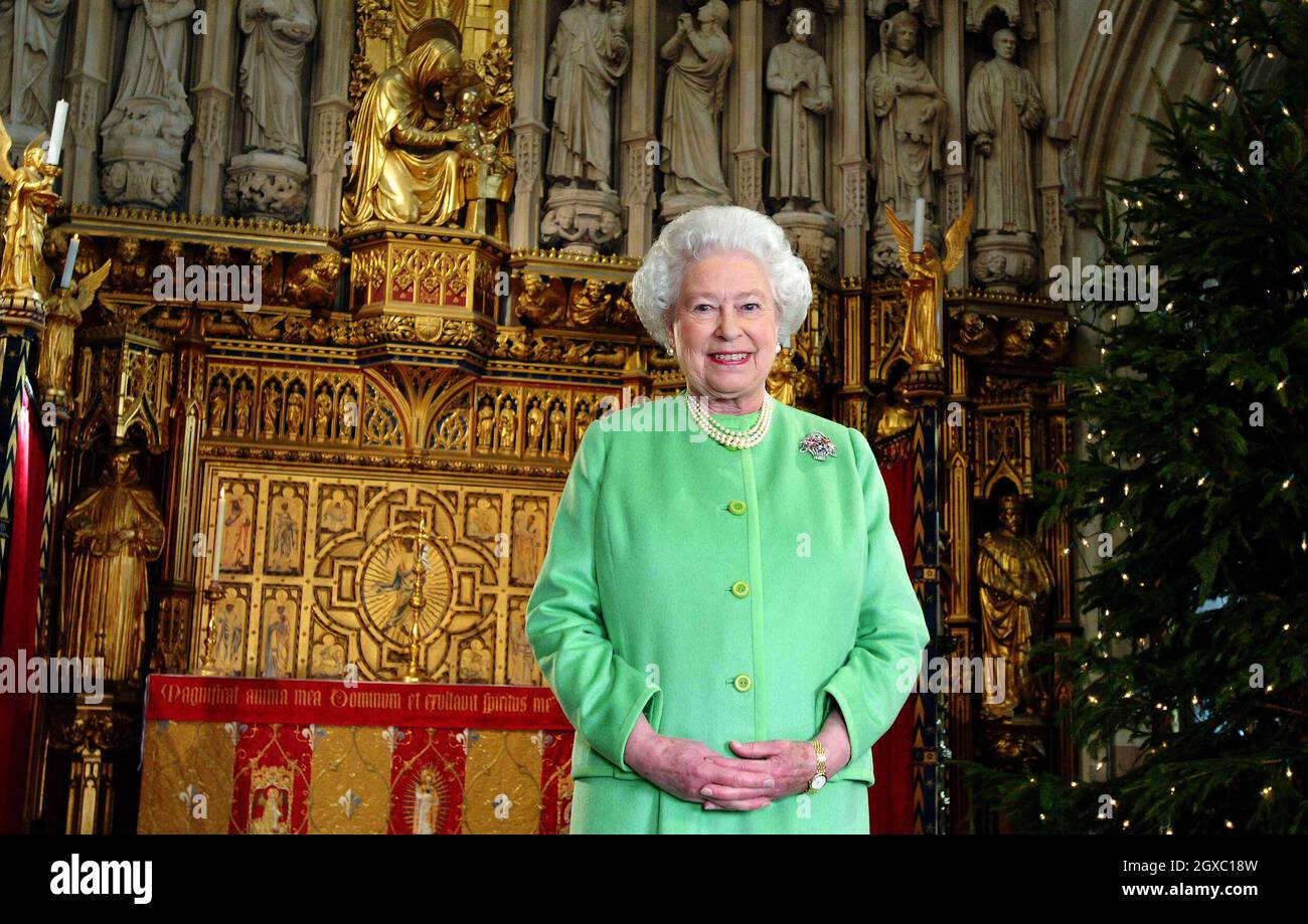 Zuvor unveröffentlichtes Bild vom 07/12/06 der britischen Königin Elizabeth II. Nach Dreharbeiten zur diesjährigen Weihnachtssendung in der Southwark Cathedral, Süd-London. Anwar Hussein/EMPICS Entertainment Stockfoto