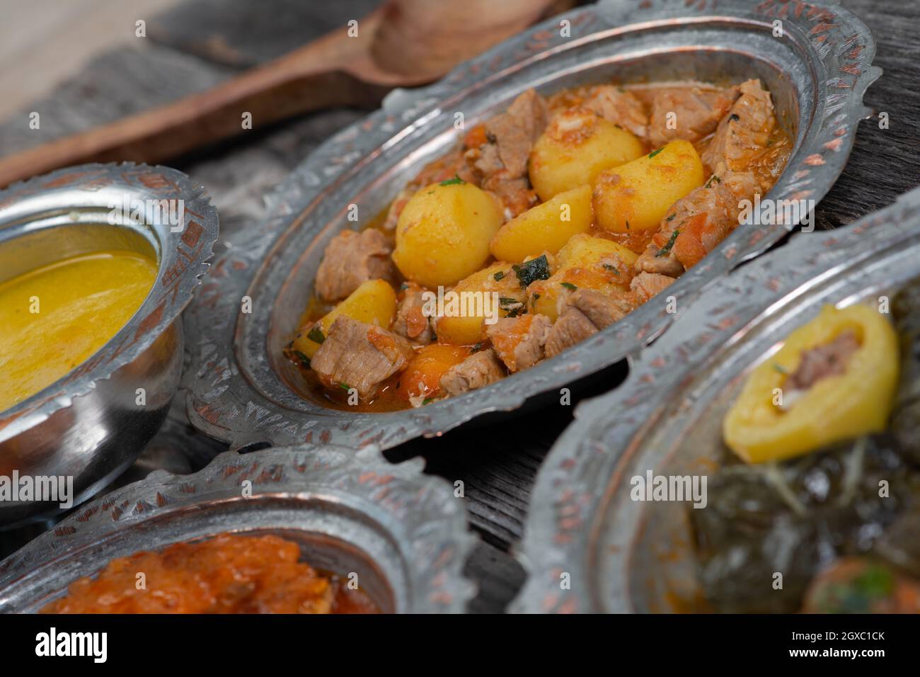 Traditionelles Ramadan-Iftar-Abendessen von Eid Mubarak. Sortierte leckere  Speisen in authentischen rustikalen Gerichten auf blauem Holzhintergrund.  Türkische bosnische Lebensmittel Fleisch keb Stockfotografie - Alamy