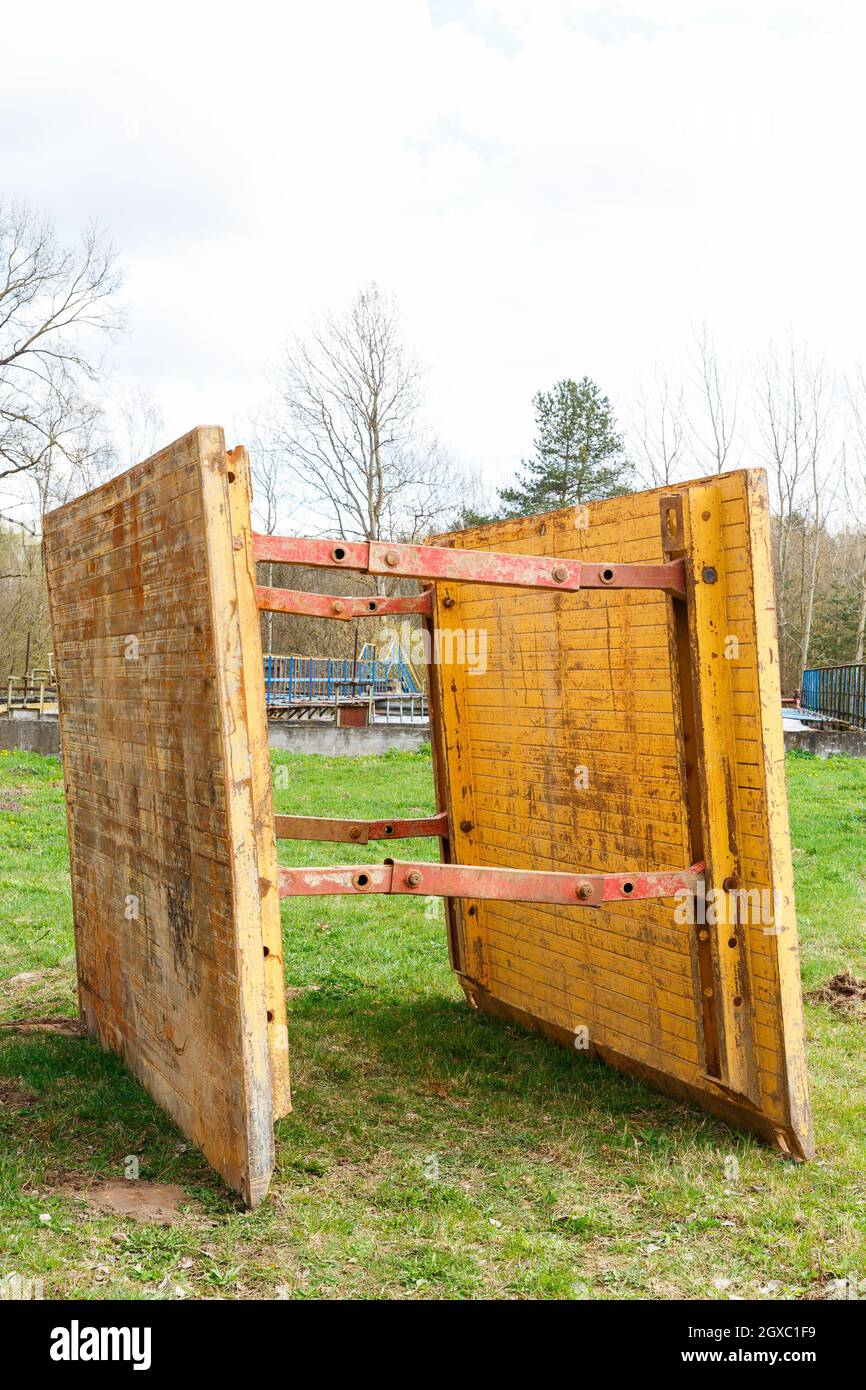 Metallstützen zum Schutz der Wände des Grabens. Nahaufnahme. Stockfoto