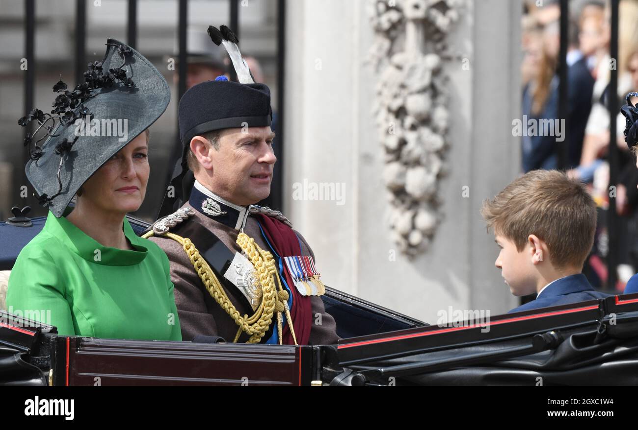Sophie, Gräfin von Wessex, Prinz Edward, Earl of Wessex und ihr Sohn James, Viscount Severn fahren in einem offenen Wagen während des Trooping the Color in London Stockfoto