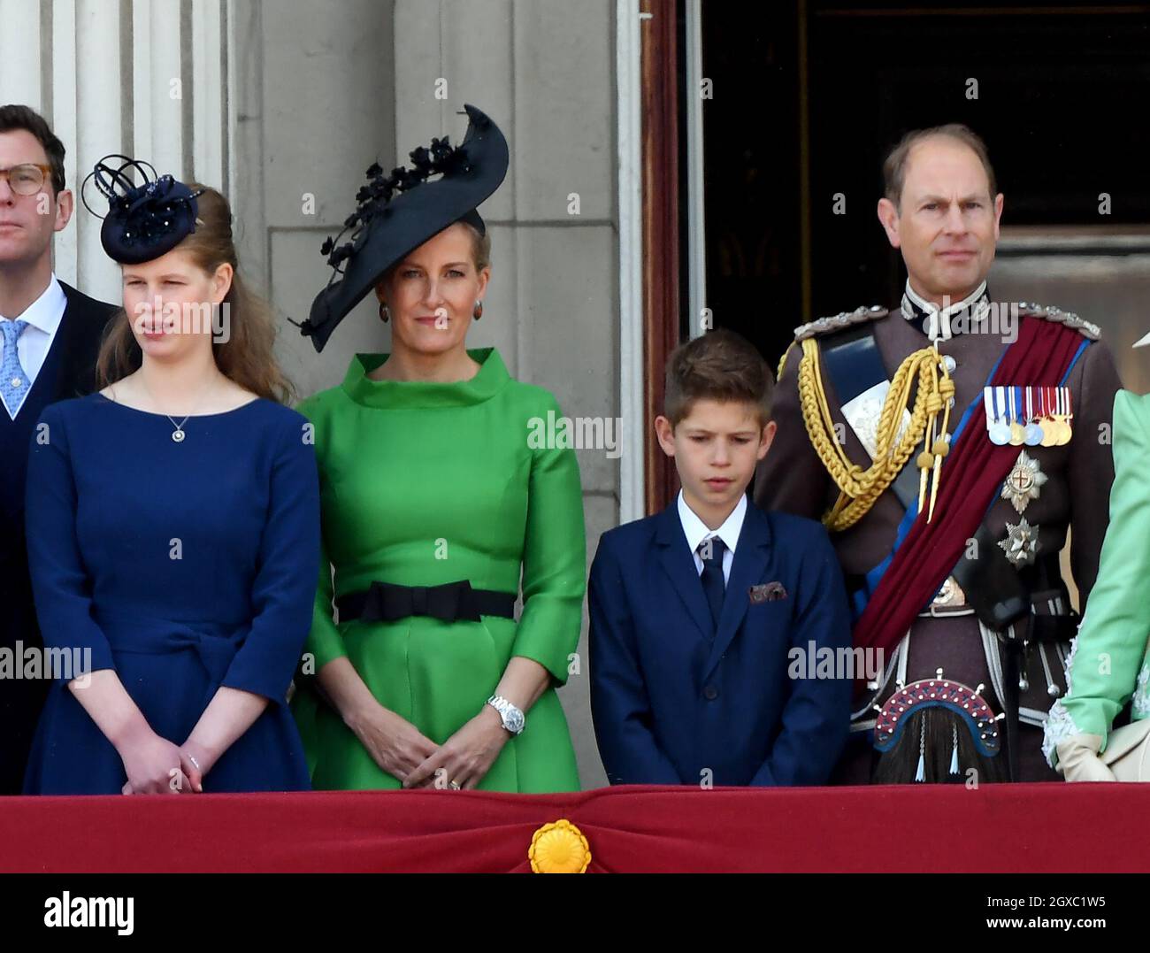 Sophie, Gräfin von Wessex, Prinz Edward, Earl of Wessex und ihre Kinder Lady Louise Windsor und James, Viscount Severn stehen auf dem Balkon des Buckingham Palace nach Trooping the Color in London Stockfoto