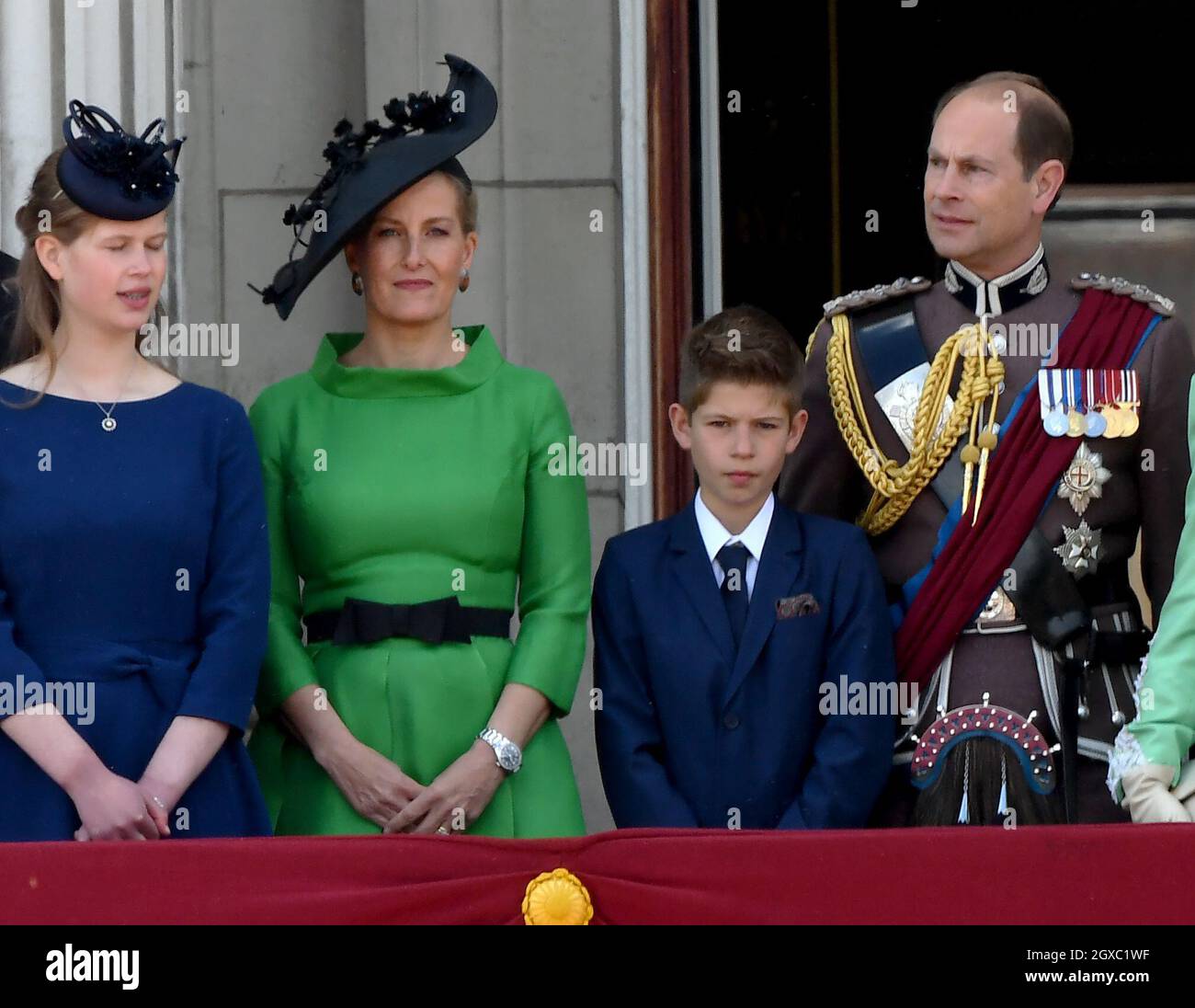 Sophie, Gräfin von Wessex, Prinz Edward, Earl of Wessex und ihre Kinder Lady Louise Windsor und James, Viscount Severn stehen auf dem Balkon des Buckingham Palace nach Trooping the Color in London Stockfoto