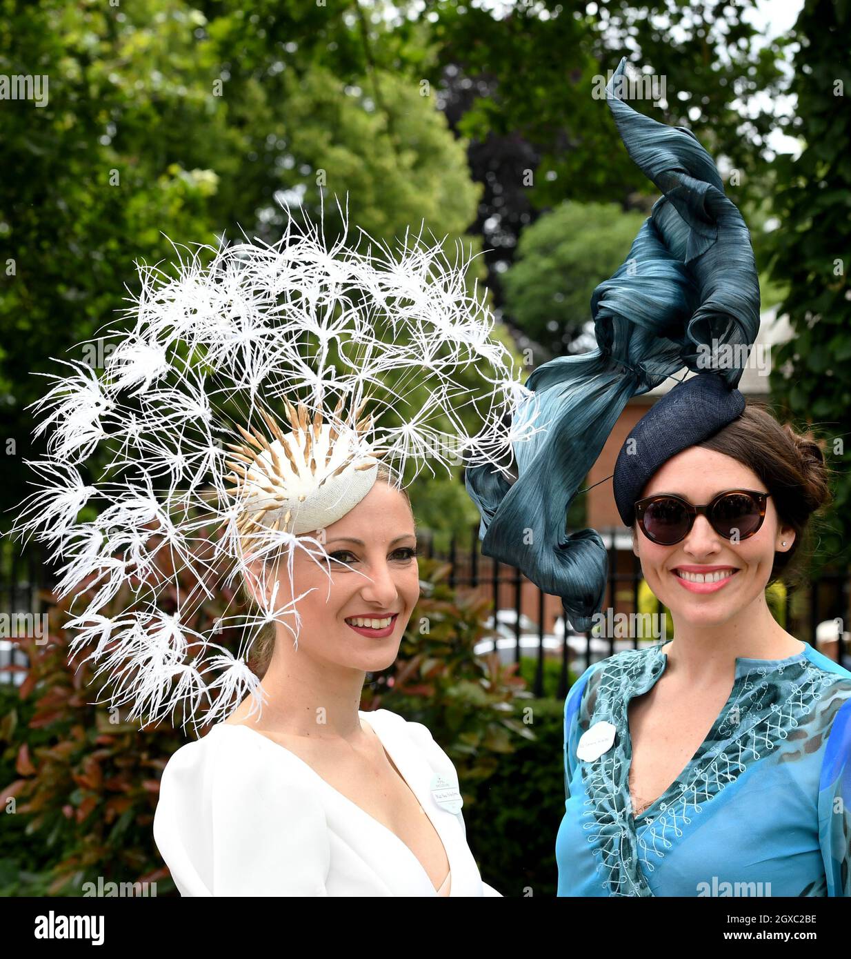 Modische Damen genießen den Ladies Day am 29. Juni 2019 im Royal Ascot Stockfoto