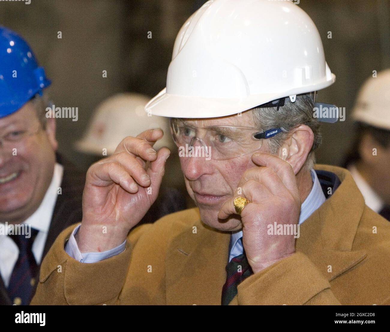 Prinz Charles, Prinz von Wales, macht eine Tour durch das Kloster Gorton in Manchester und sieht die Arbeiten von Studenten und Handwerkern, die am 7. Februar 2007 das Wahrzeichen restaurieren. Stockfoto