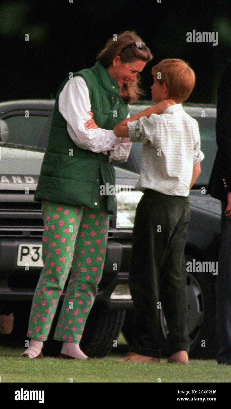 Prinz Harry plaudert am 8. Juni 1997 im Cirencester Polo Club in Cirencester, England, mit seiner Kindermädchen Tiggy Legge-Bourke. Stockfoto