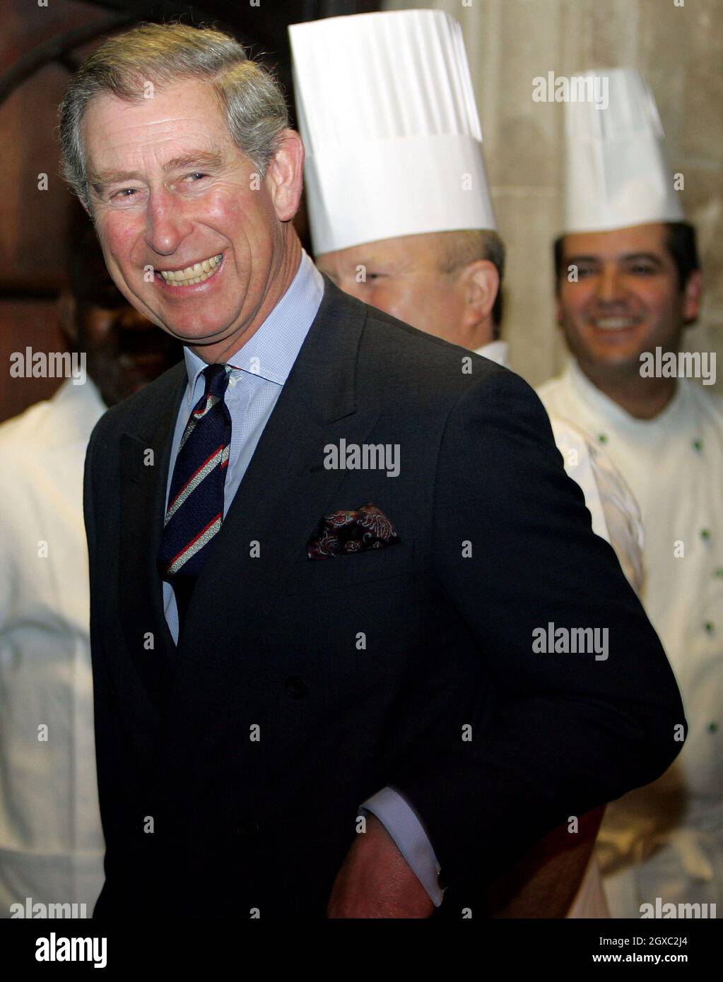 Prinz Charles, Prinz von Wales, trifft Küchenmitarbeiter bei einem Besuch bei Charterhouse in London am 14. Februar 2007. Der Prinz besichtigte die historischen Kartause, einschließlich der Kapelle, des Norfolk-Klosters und der Großen Halle. Stockfoto