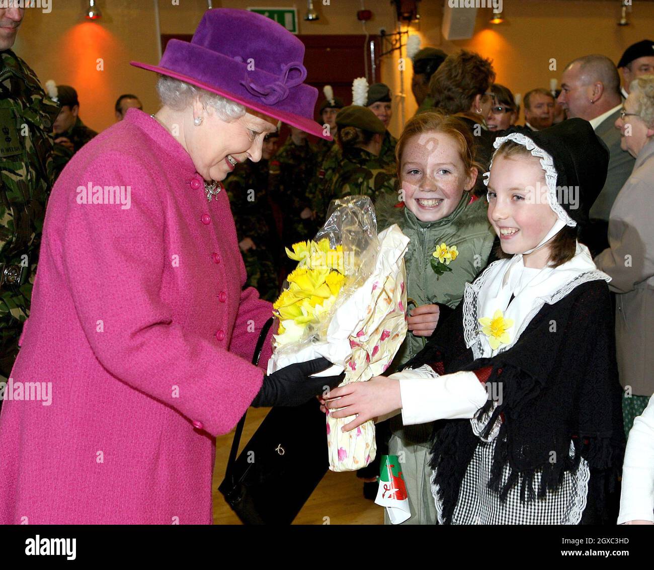 Königin Elizabeth II. Wird am 1. März 2007 bei einem Besuch des 2. Bataillons des Royal Welsh Regiments in der Kaserne des Bataillons in Tidworth, Wiltshire, ein Strauß Narzissen zum St. David's Day überreicht. Stockfoto