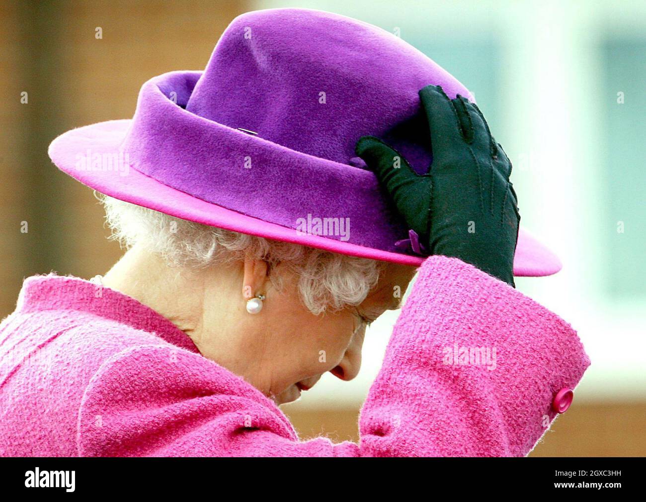 Königin Elizabeth II. Hält ihren Hut im Wind, als sie Soldaten des 2. Bataillons des Royal Welsh Regiments trifft und den Männern zur Feier des St. Davids Tages in der Kaserne des Bataillons in Tidworth, Wiltshire, am 1. März 2007 Lauch überreicht. Stockfoto