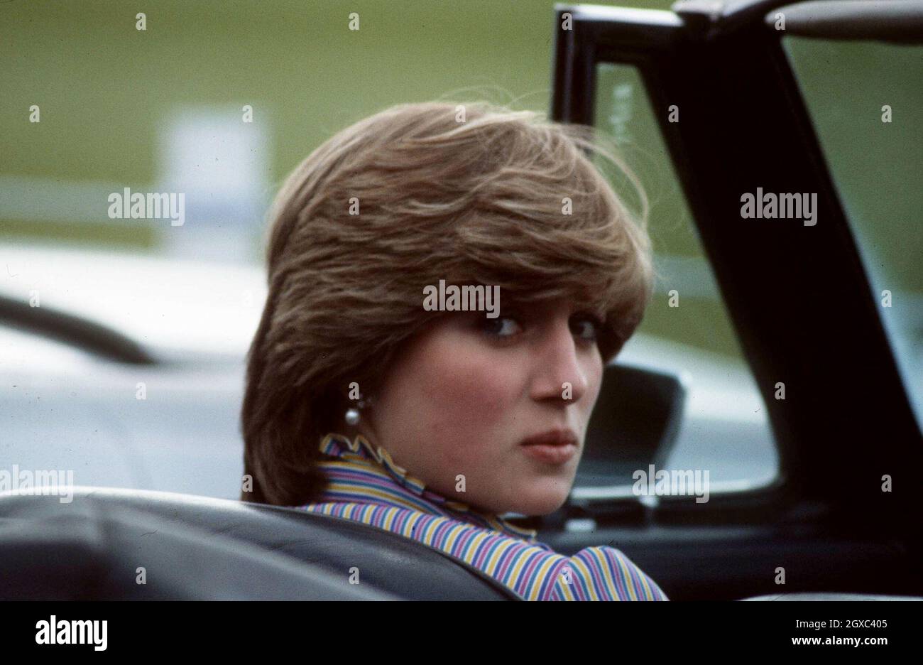 Lady Diana Spencer, bald Prinzessin von Wales, sitzt in einem Sportwagen, nachdem sie im Juni 1981 ihren zukünftigen Ehemann Prinz Charles, Prinz von Wales, beim Polo-Spiel im Windsor Great Park beobachtet hat. Stockfoto