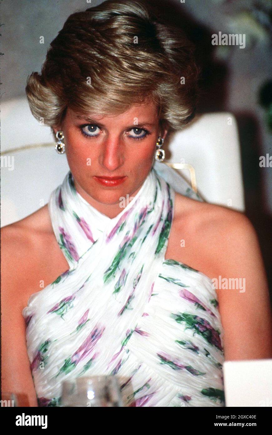 Diana in Westafrika 1989 in einem bedruckten Seiden-Chiffon-Abendkleid von Catherine Walker. Stockfoto