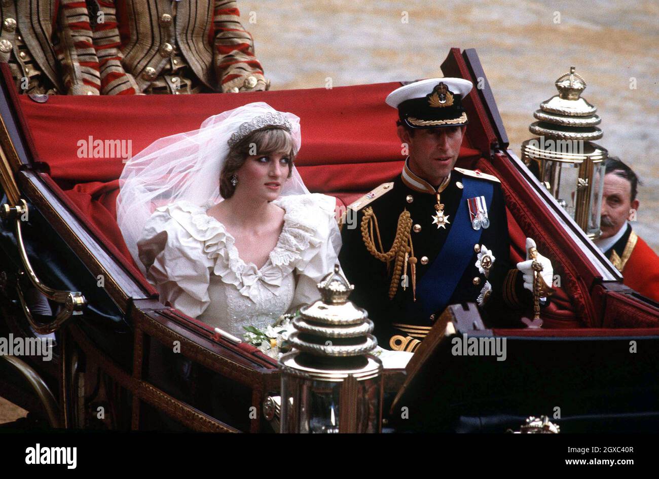 Prinz Charles, Prinz von Wales und Diana, Prinzessin von Wales, verlassen die St. Pauls Cathedral im Kutschenwagen nach ihrer Hochzeit am 29. Juli 1981 in London. Stockfoto