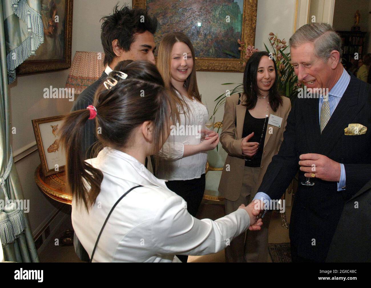 Prinz Charles, Prinz von Wales, trifft sich am 14. März 2007 bei einem Empfang für Age Concern im Clarence House in London mit Freiwilligen. Stockfoto