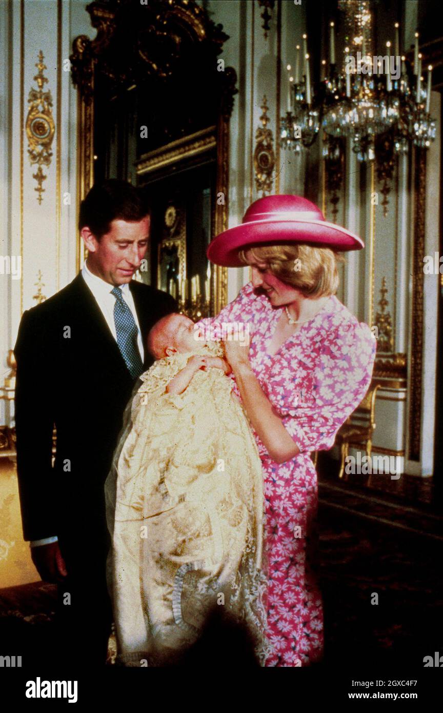 Diana, Prinzessin und Prinz Charles, Prinz von Wales, blicken am Tag seiner Taufe im Buckingham Palace am 4. August 1982 liebevoll auf das Baby Prinz William. Stockfoto