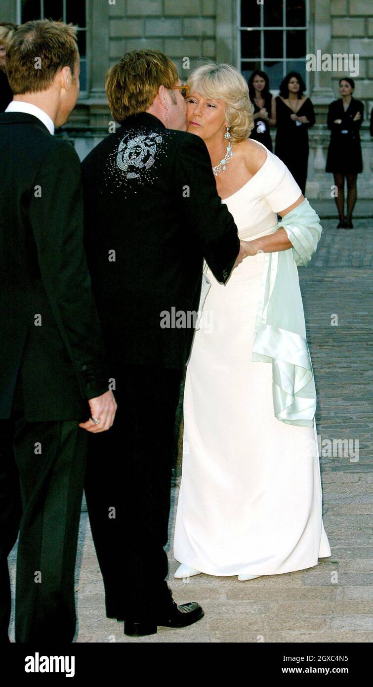 Camilla Parker-Bowles wird von Sir Elton John begrüßt, als sie im Somerset House in London eintrifft, um eine Wohltätigkeitshilfe für die KINDERKARRIE UND das Somerset House Education Program zu erhalten. Stockfoto