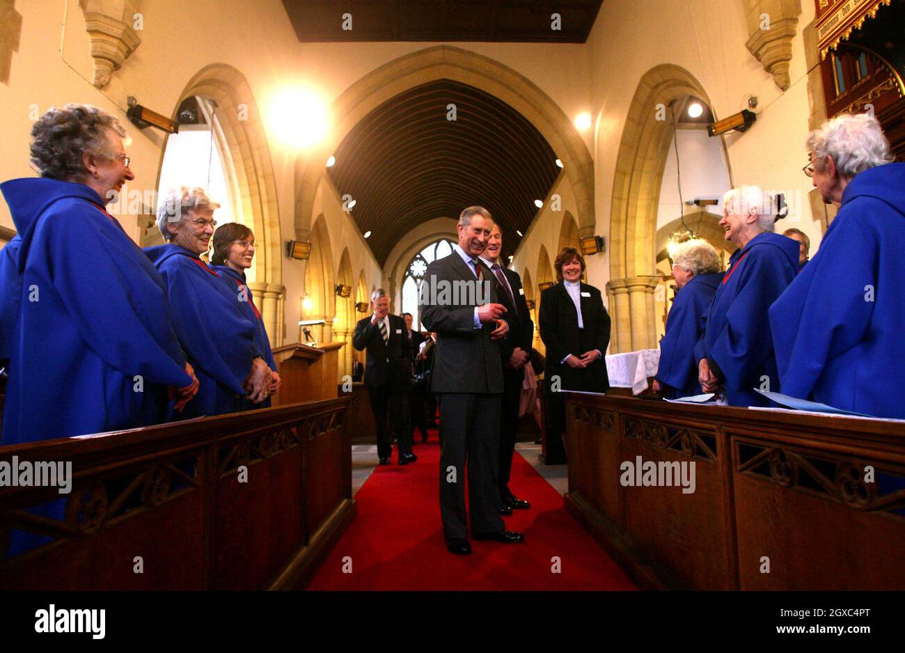 Prinz Charles, Prinz von Wales, chattet am Freitag, den 23. März 2007, mit Mitgliedern des Chors der St.Marks Church Whiteley Village in Walton-on-Thames, Surrey. Der Chor behauptet, mit einem Durchschnittsalter von 80 Jahren das höchste Gesamtalter des Landes zu haben. Stockfoto