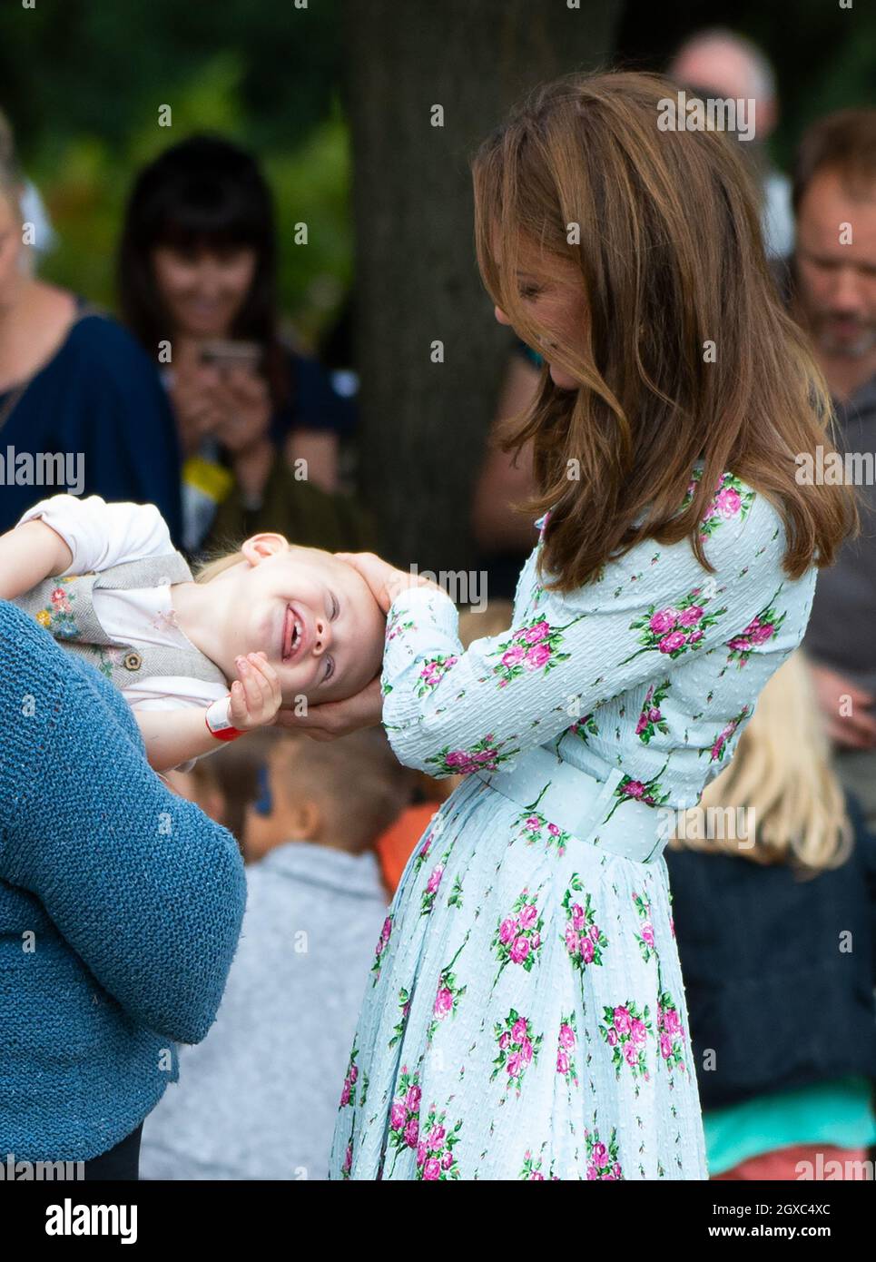 Catherine, Herzogin von Cambridge, trägt ein Kleid aus Emilia Wickstead und trifft auf ein Kleinkind, als sie am 10. September 2019 am „Back to Nature“-Festival im RHS Garden Wisley teilnimmt. Stockfoto