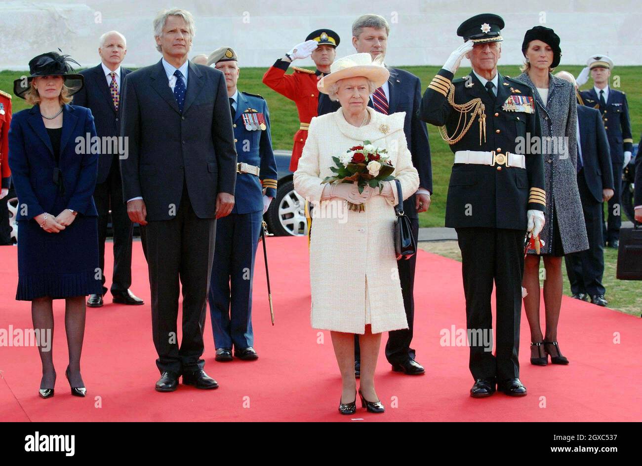 Königin Elizabeth II. Und Prinz Philip, Herzog von Edinburgh, werden von dem französischen Premierminister Dominique de Villepin (links von Queen), seiner Frau Marie-Laure (rechts in Baskenmütze) und dem kanadischen Premierminister Stephen Harper (hinter Queen) begleitet. Und seine Frau Laureen (links), die während einer Zeremonie anlässlich des 90. Jahrestages der Schlacht von Vimy Ridge, bei der mehr als 3,500 kanadische Truppen getötet wurden, am 9. April 2007 in Nordfrankreich zur Kenntnis genommen werden. Stockfoto