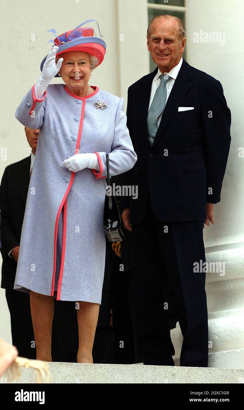 Königin Elizabeth II. Und Prinz Philip, Herzog von Edinburgh, kommen am Capitol Building in Richmond an. Die Königin machte am 3. Mai 2007 eine Rede vor der Generalversammlung von Virginia zur ersten Station ihres sechstägigen Besuchs in den USA. Die Königin drückte ihre Sympathie für die jüngste Schießerei bei Virginia Tech aus, bei der 33 Studenten und Mitarbeiter starben. Stockfoto