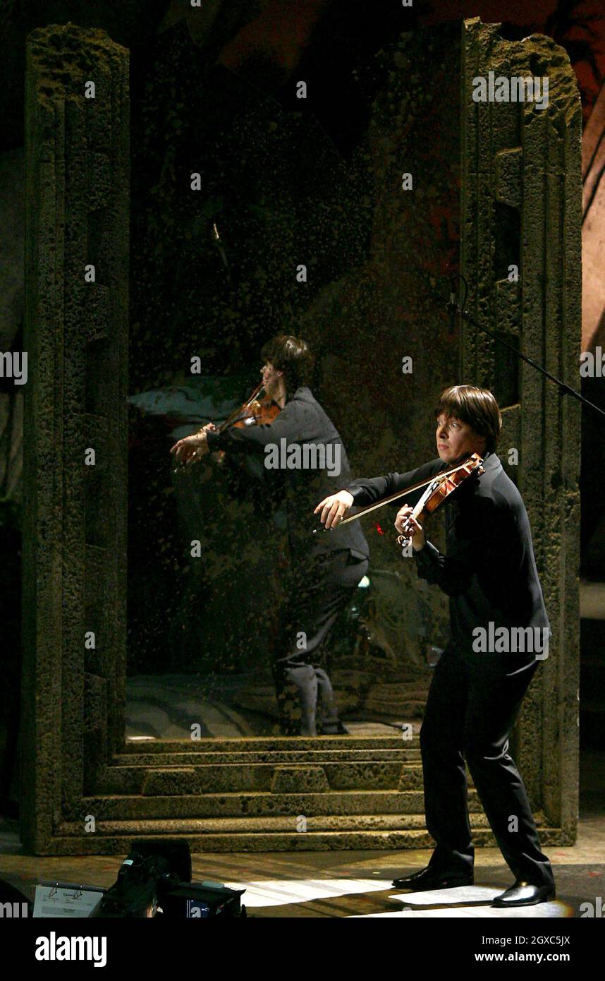 Der Geiger Joshua Bell tritt am 3. Mai 2007 in der Royal Albert Hall im Zentrum von London während der Classical Brit Awards 2007 auf. Stockfoto