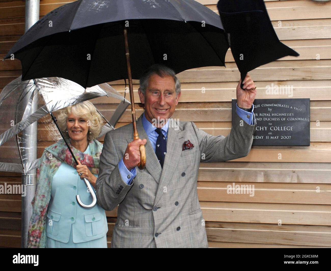 Prinz Charles, Prinz von Wales und Camilla, Herzogin von Cornwall enthüllen am 11. Mai 2007 eine Gedenktafel bei einem Besuch des Herzogtums College in Stoke Climsland, Ost-Cornwall. Stockfoto