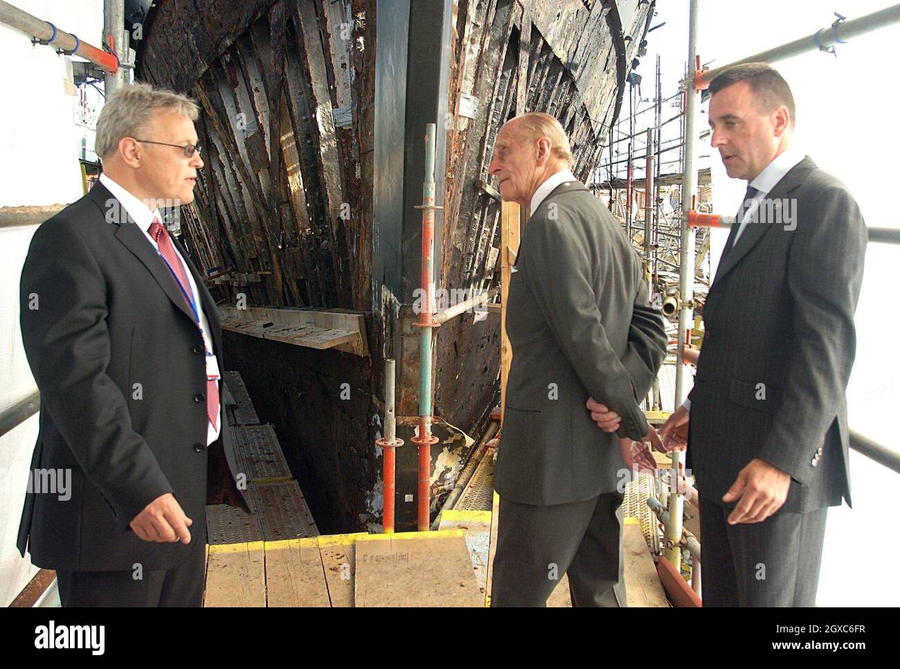 Prinz Philip, Herzog von Edinburgh, besucht am 22. Mai 2007 die Überreste der feuerbeschädigten Cutty Sark in Greenwich. Prinz Philip, Präsident des Cutty Sark Trust, ist ein begeisterter Marinehistoriker, der das aktuelle Â£25 Millionen Restaurationsprojekt unterstützte. Die Cutty Sark wurde bei einem Brand, der in den frühen Morgenstunden ausbrach, schwer beschädigt. Stockfoto